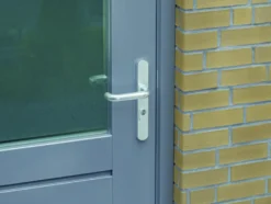 AXA veiligheidsbeslag Oval achterdeur aluminium smal schild met SKG 3-sterren 55 mm