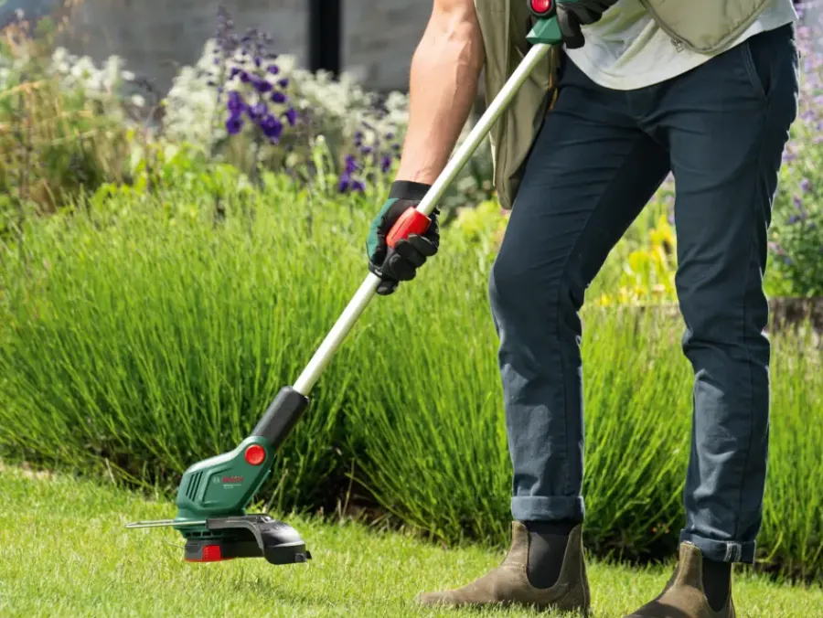 Bosch 18V trimmer Universal (Incl. 2Ah accu + oplader)