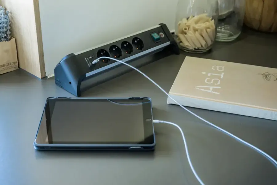 Brennenstuhl Stekkerdoos met schakelaar en USB 4-voudig zwart/grijs 1,8 meter snoer Best