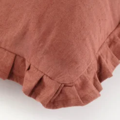 Kussen ruffled bruin - l55xb35xh10cm